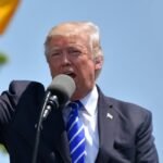 Trump adia tarifa de 50% sobre produtos brasileiros e justifica medida como ação de emergência nacional